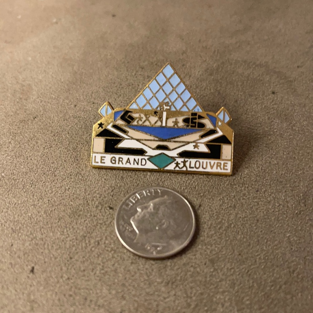 La Grand Louvre museum pin